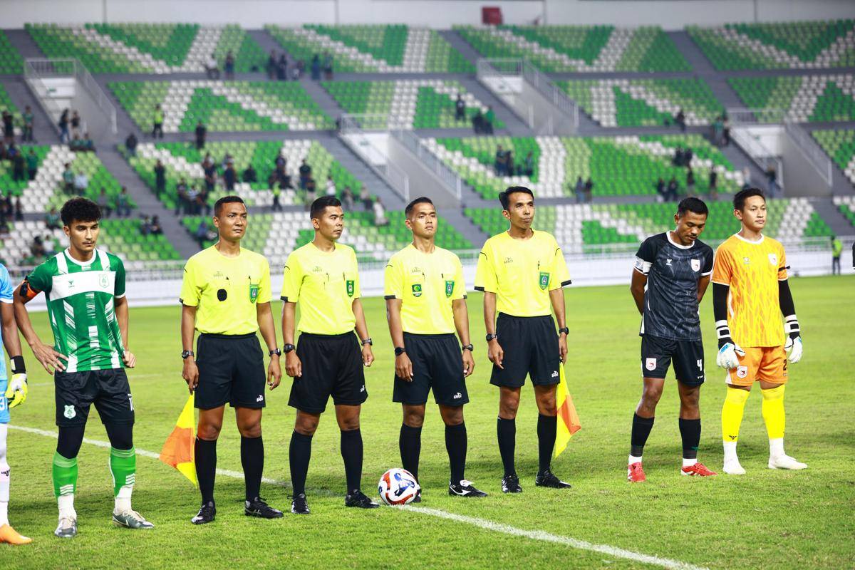 Pemain PSMS dan Garudayaksa mengenakan pita hitam di Stadion Utama Sumut, Sabtu (30/8/2025) (dok.PSMS)