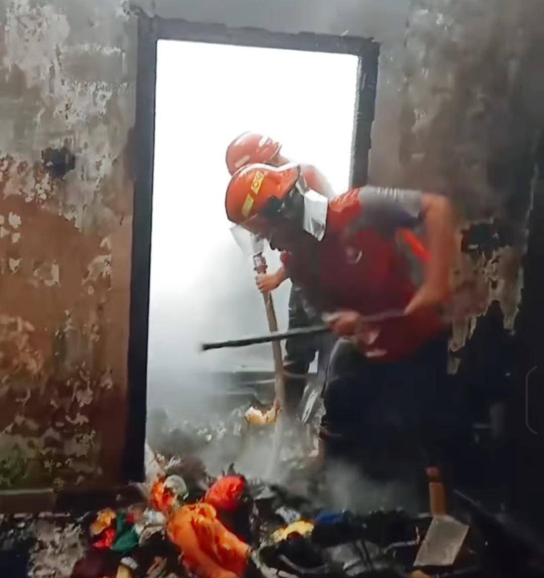 Petugas Damkar Lubuk Linggau saat memadamkan kebakaran di Kelurahan Mesat Jaya. (Dok. Damkar Lubuk Linggau)