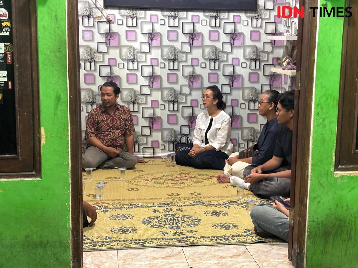 Puteri Sri Sultan HB X melayat ke rumah duka mahasiswa Ilmu Komunikasi Universitas Amikom Yogyakarta, Rheza Sendy Pratama, di Jaten, Sendangadi, Mlati, Minggu (31/8/2025) malam.