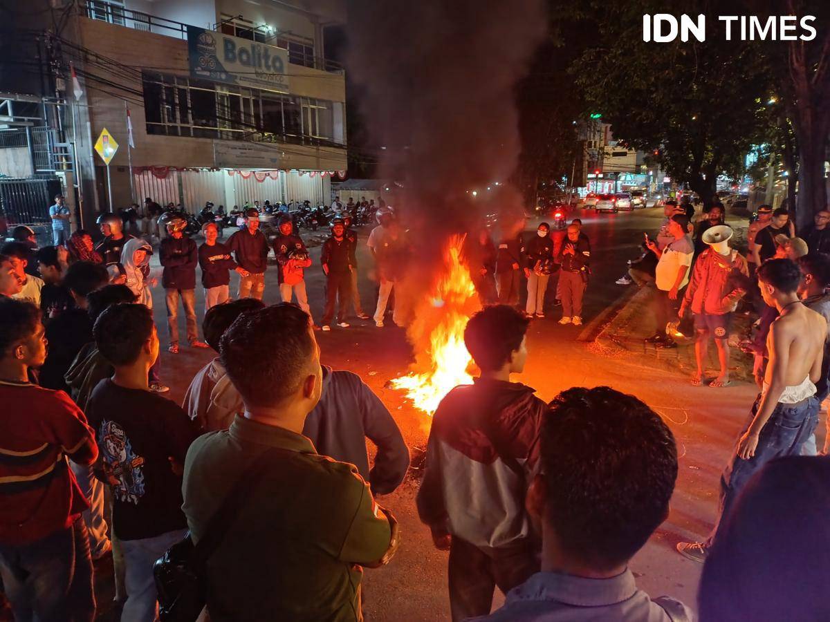Aksi demonstrasi di Mabes Polda NTT pada malam 30 Agustus 2025.