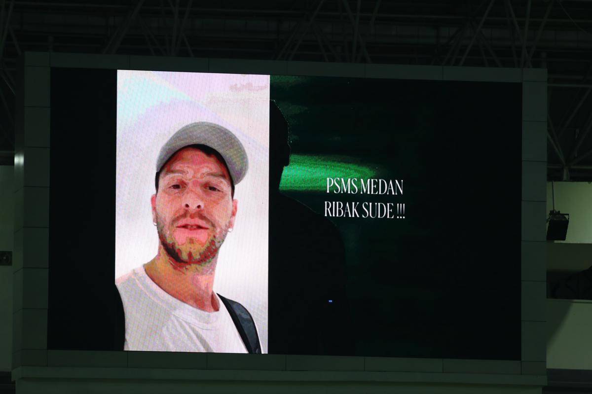 Videotron Felipe Cadenazzi yang ditampilkan di Stadion Utama Sumut pada laga PSMS kontra Garudayaksa, Sabtu (30/8/2025) (IDN Times/Doni Hermawan)