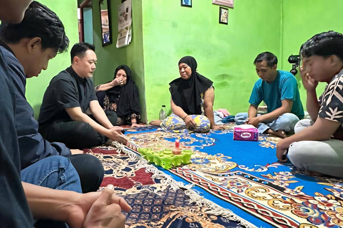 Pada Sabtu (29/8), Halim Wijaya, Director of East Operations, Grab Indonesia (ketiga dari kiri) mengunjungi serta menyampaikan bela sungkawa kepada keluarga almarhum Rusdamdiansyah (Dandi), Mitra Pengemudi Grab yang meninggal dunia dalam insiden aksi unjuk rasa di Makassar. (Dok. Istimewa)