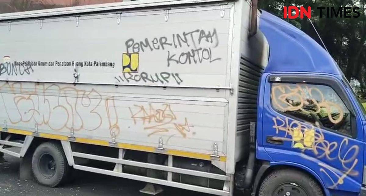 Kerusakan fasum di Palembang akibat aksi serangan Minggu (31/8/2025) dini hari - IDN Times/Feny Maulia Agustin)