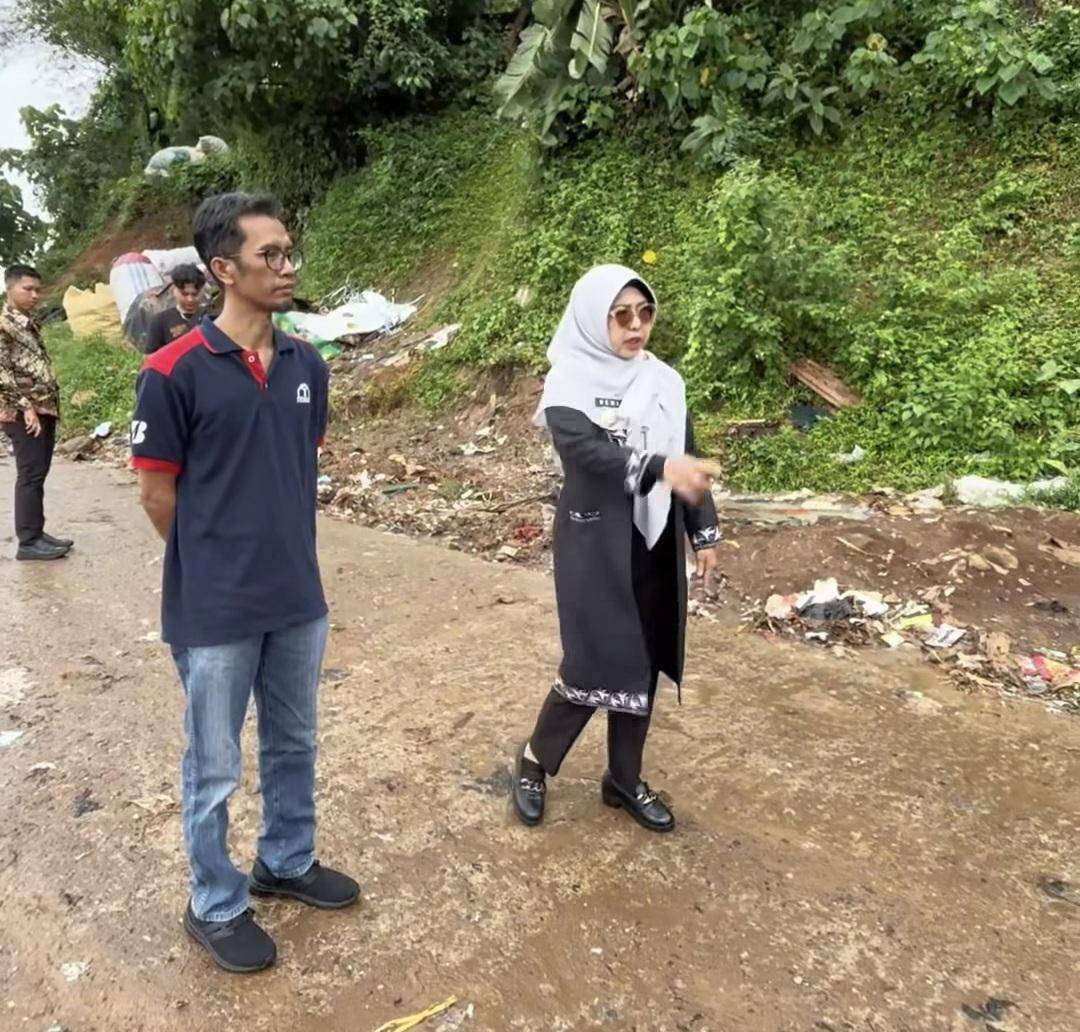 Bupati Dewi saat tinjau TPA Bangkonol