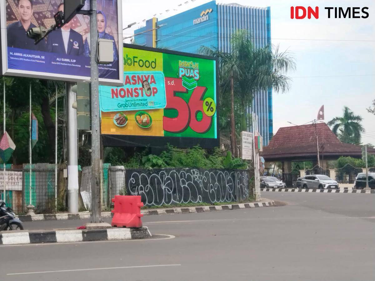 Kerusakan fasum di Palembang akibat aksi serangan Minggu (31/8/2025) dini hari - IDN Times/Feny Maulia Agustin)