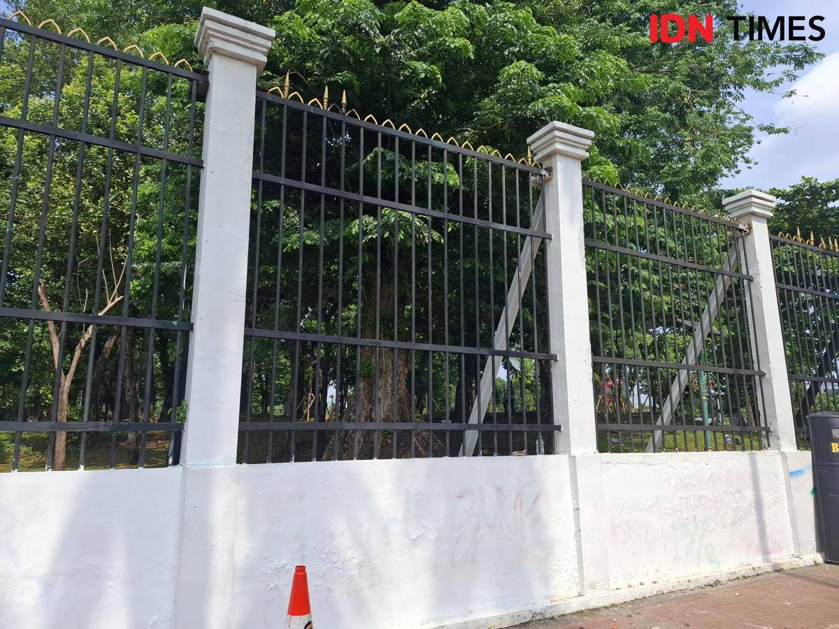 Cat putih di tembok Gedung DPR/MPR Republik Indonesia yang menutupi produk vandalisme (IDN Times / Tino Satrio)