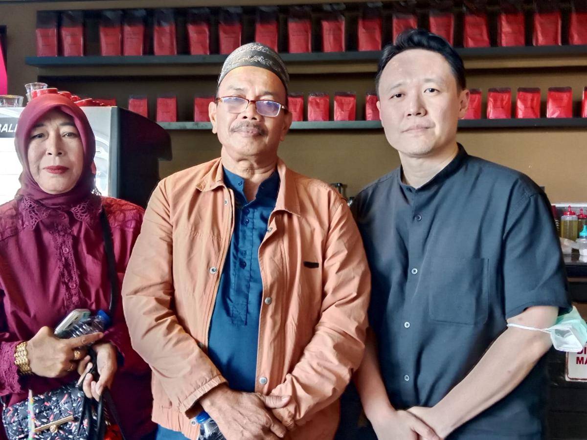 Halim Wijaya, Director of East Operations Grab Indonesia (kanan), bersama keluarga mitra pengemudi yang jadi korban terluka saat kebakaran Kantor DPRD Makassar. (Dok. Istimewa)