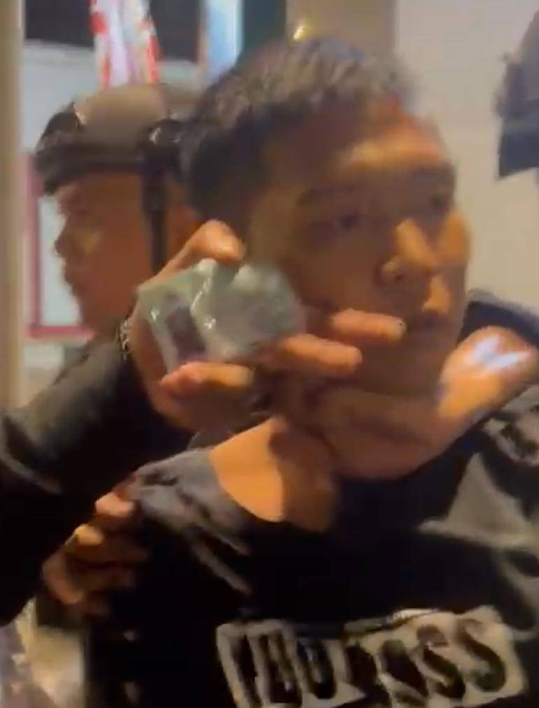 Viral video penangkapan anggota TNI oleh Brimob Polda Sumsel (Dok. Tangkapan layar)