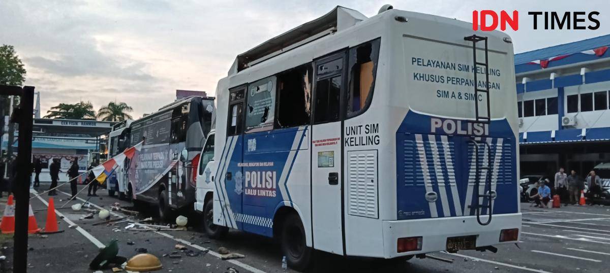Kerusakan fasum di Palembang akibat aksi serangan Minggu (31/8/2025) dini hari - IDN Times/Feny Maulia Agustin)