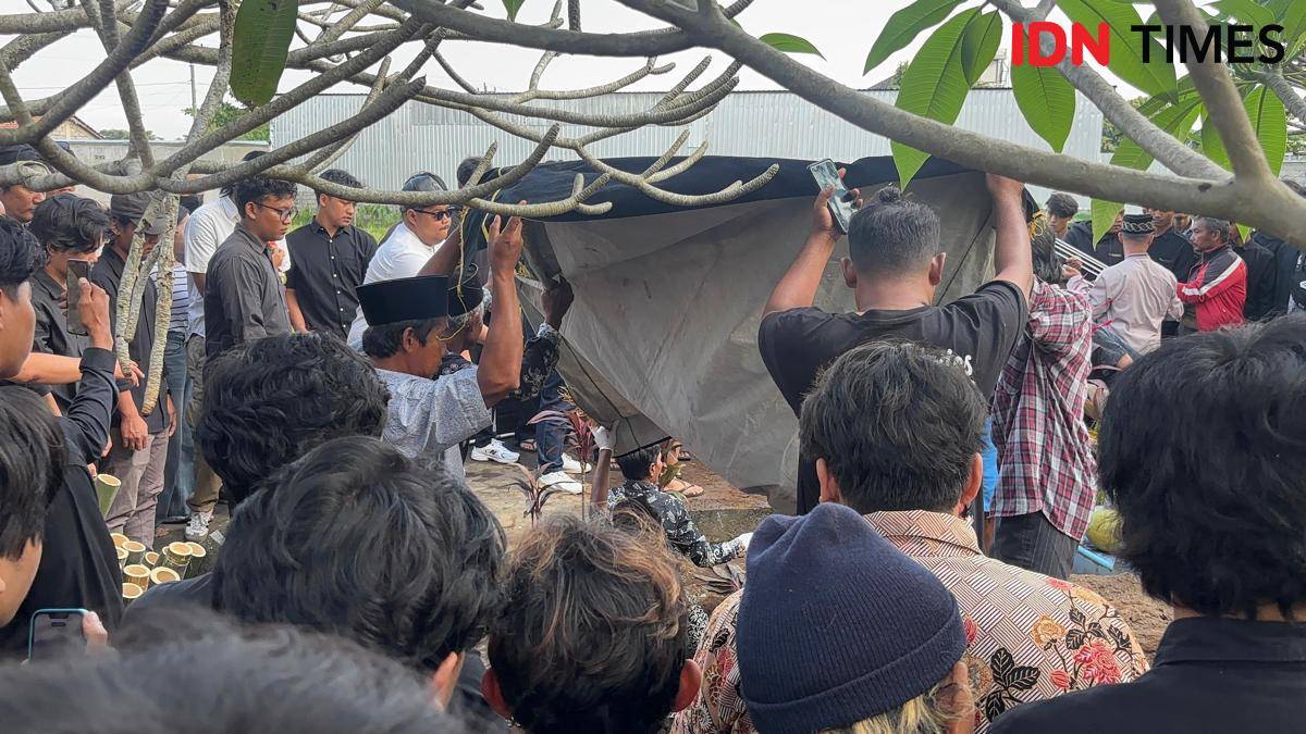 Pemakaman mahasiswa Ilmu Komunikasi Universitas Amikom Yogyakarta, Rheza Sendy Pratama meninggal penuh luka, Minggu (31/8/2025) pagi.