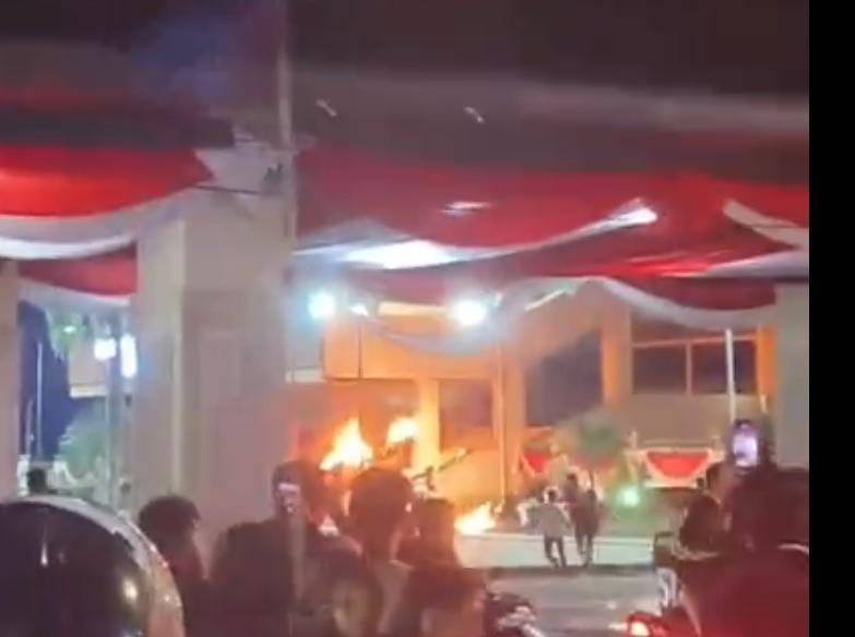 Gedung DPRD Sumsel dibakar massa dii hari, Minggu (31/8/2025) - Tangkapan layar