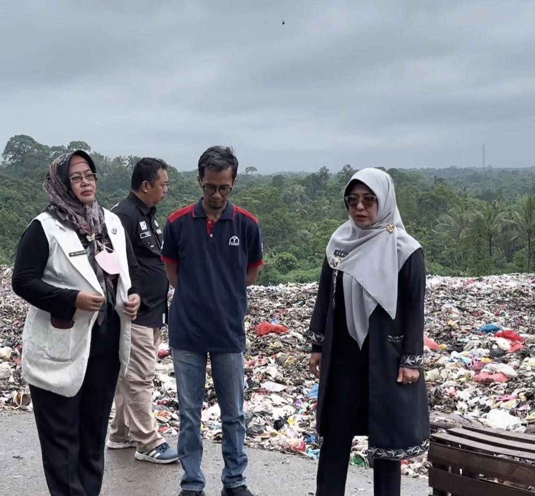 Bupati Dewi saat tinjau TPA Bangkonol