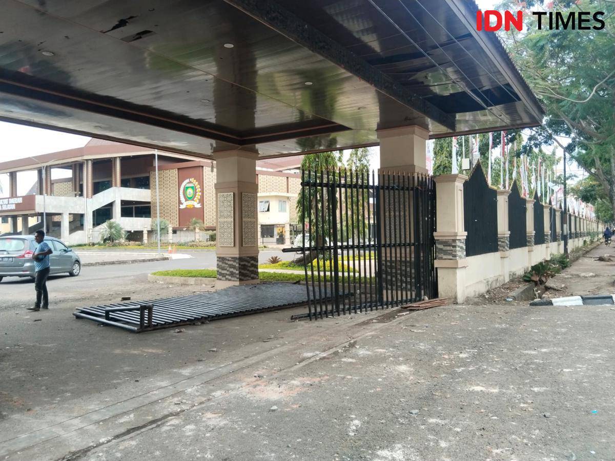 Kerusakan fasum di Palembang akibat aksi serangan Minggu (31/8/2025) dini hari - IDN Times/Feny Maulia Agustin)