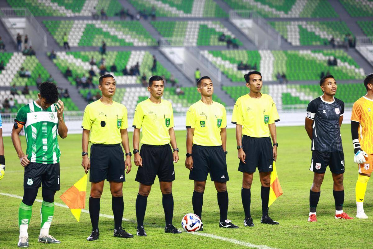 Pemain PSMS dan Garudayaksa mengenakan pita hitam di Stadion Utama Sumut, Sabtu (30/8/2025) (dok.PSMS)