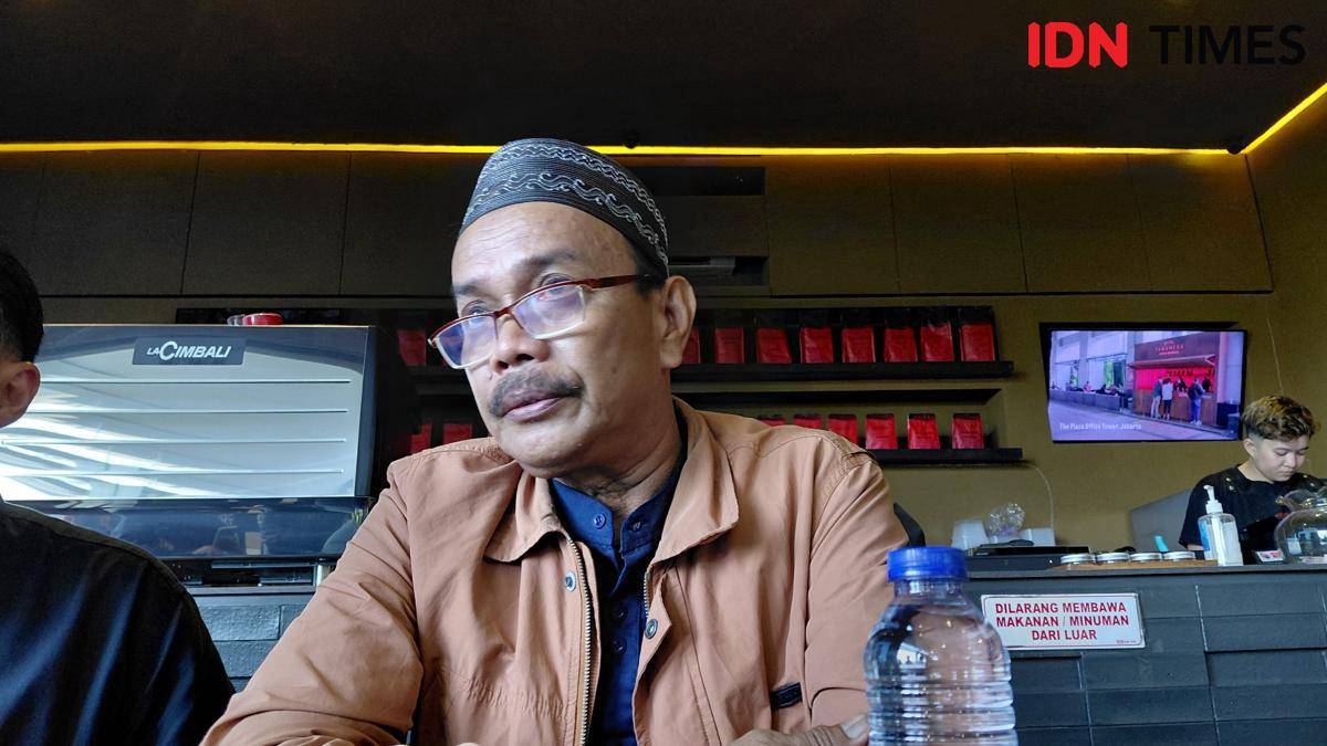 Dseng Sarring, ayah dari Budi Haryadi, salah satu korban luka saat kejadian Kantor DPRD Makassar dibakar massa. (IDN Times/Aan Pranata)
