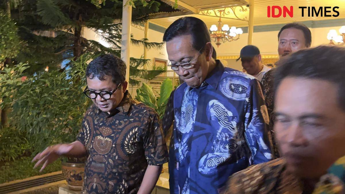 Sri Sultan HB X (batik biru) usai melakukan pertemuan dengan sejumlah rektor di DIY, Minggu (31/8/2025).