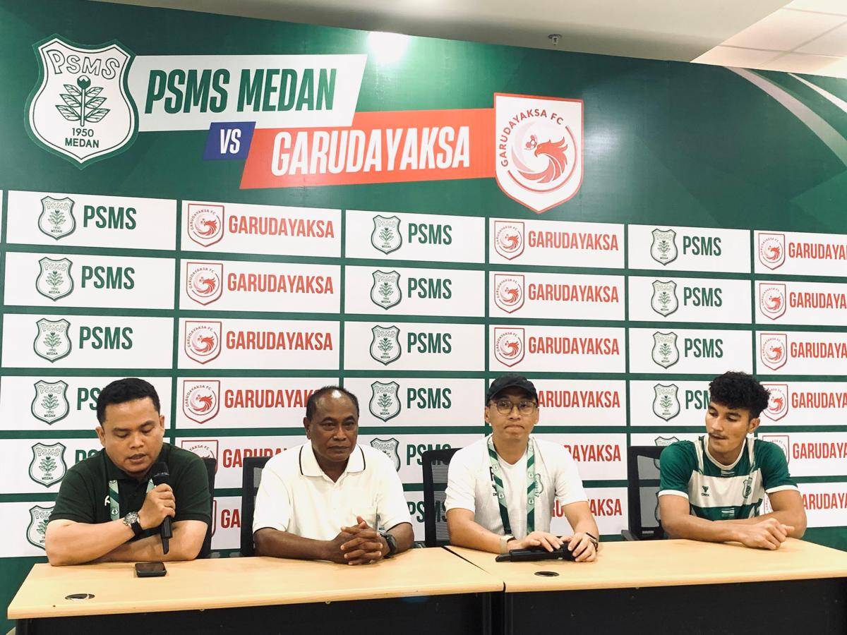 Presiden klub PSMS yang baru Fendi Jonathan (dua dari kiri) diperkenalkan usai laga kontra Garudayaksa (IDN Times/Doni Hermawan)