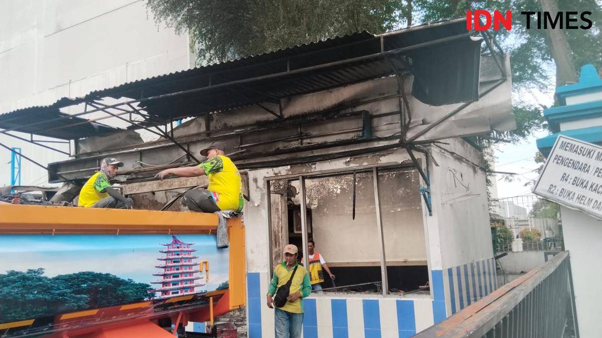 Kerusakan fasum di Palembang akibat aksi serangan Minggu (31/8/2025) dini hari - IDN Times/Feny Maulia Agustin)