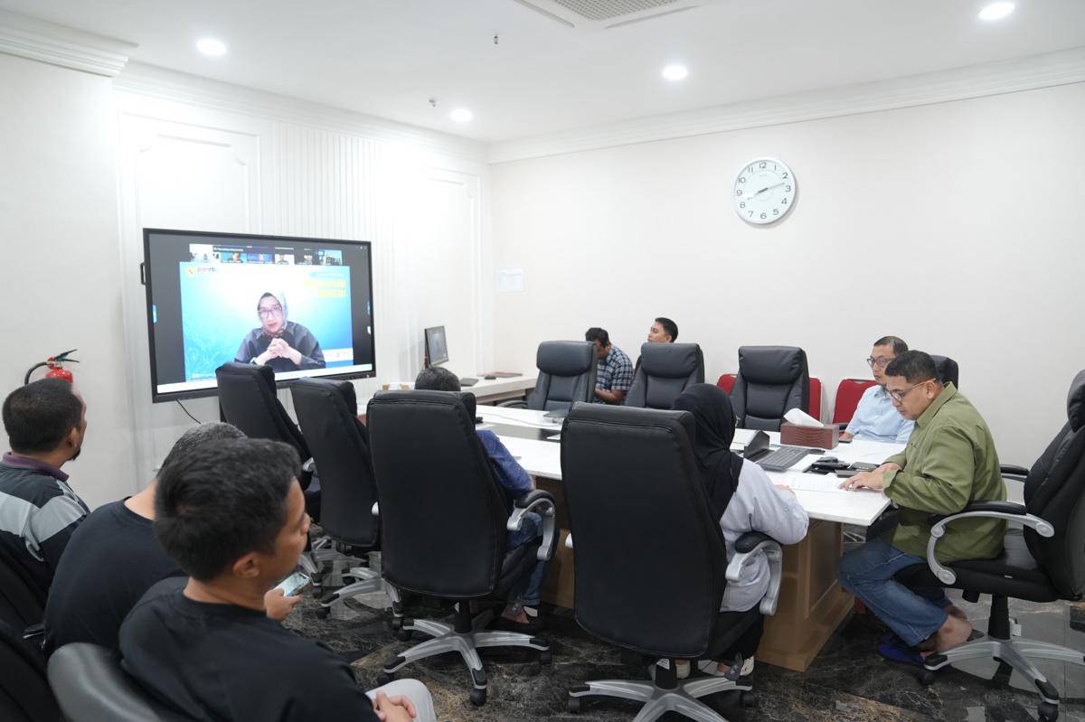 Menteri PANRB Rini Widyantini saat mengikuti rapat koordinasi untuk membahas korban insiden gedung DPRD Makassar, Sabtu (30/8/2025). (Dok. Humas Pemkot Makassar)
