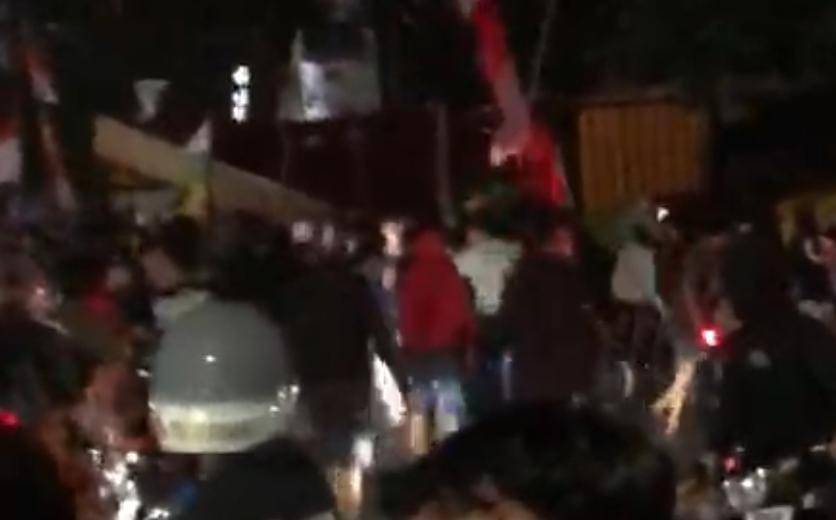 Gedung DPRD Sumsel dibakar massa dii hari, Minggu (31/8/2025) - Tangkapan layar