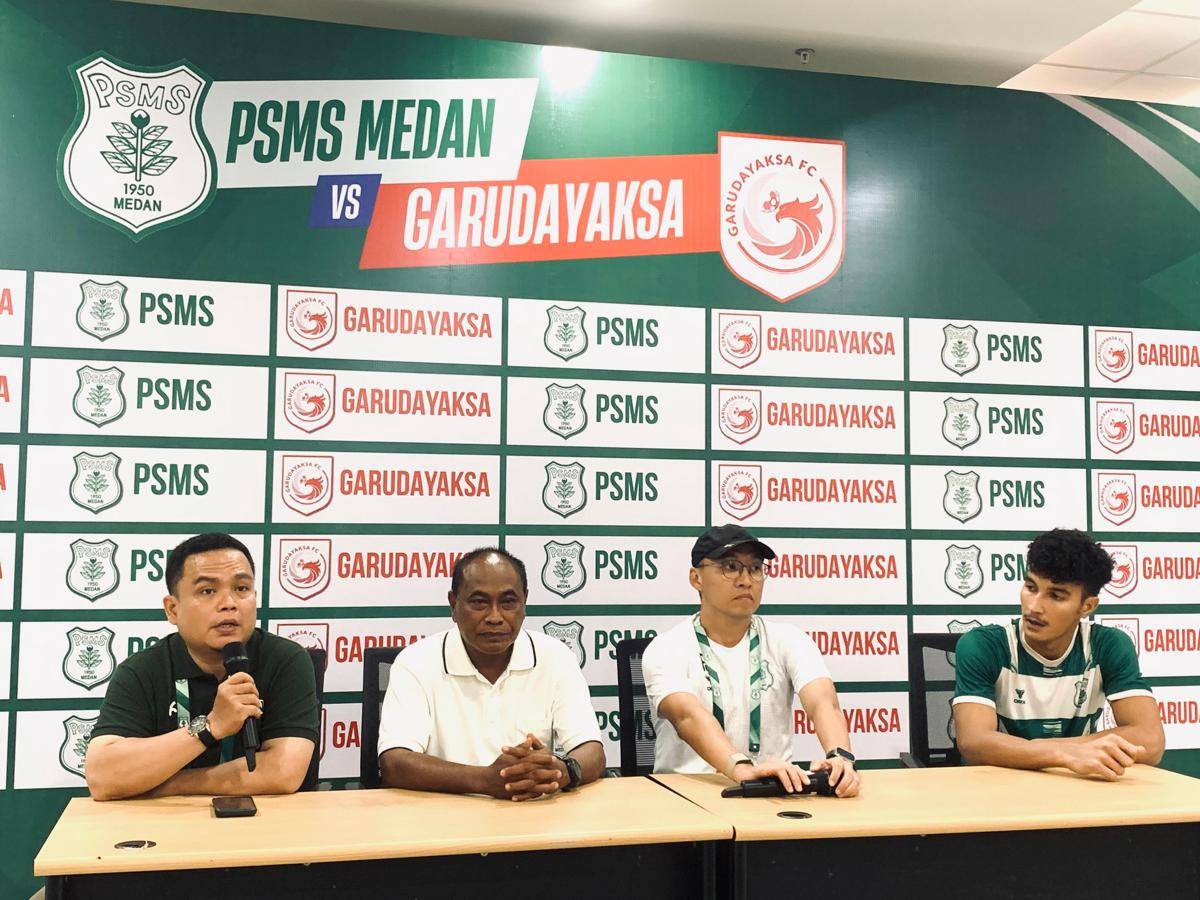 Presiden klub PSMS yang baru Fendi Jonathan (dua dari kiri) diperkenalkan usai laga kontra Garudayaksa (IDN Times/Doni Hermawan)