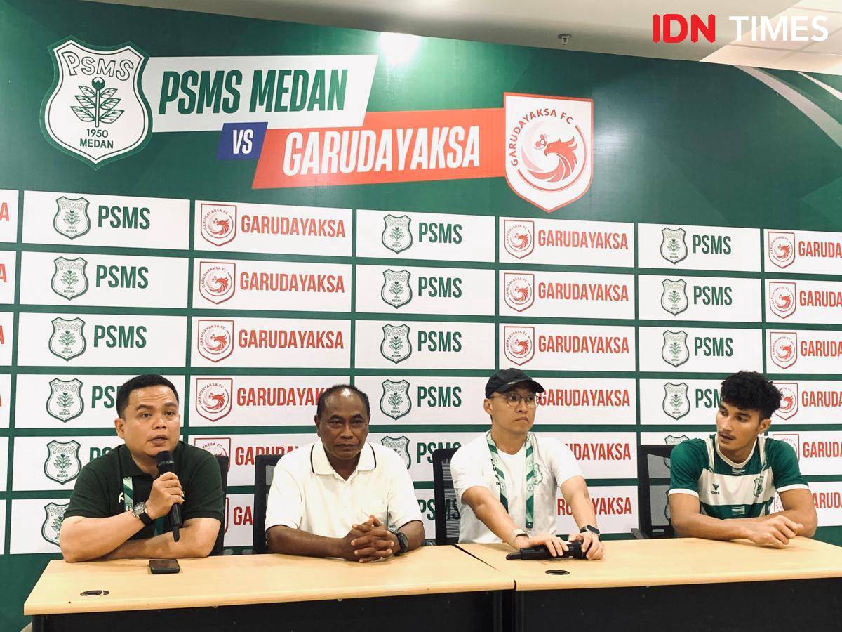 Presiden klub PSMS yang baru Fendi Jonathan (dua dari kiri) diperkenalkan usai laga kontra Garudayaksa (IDN Times/Doni Hermawan)