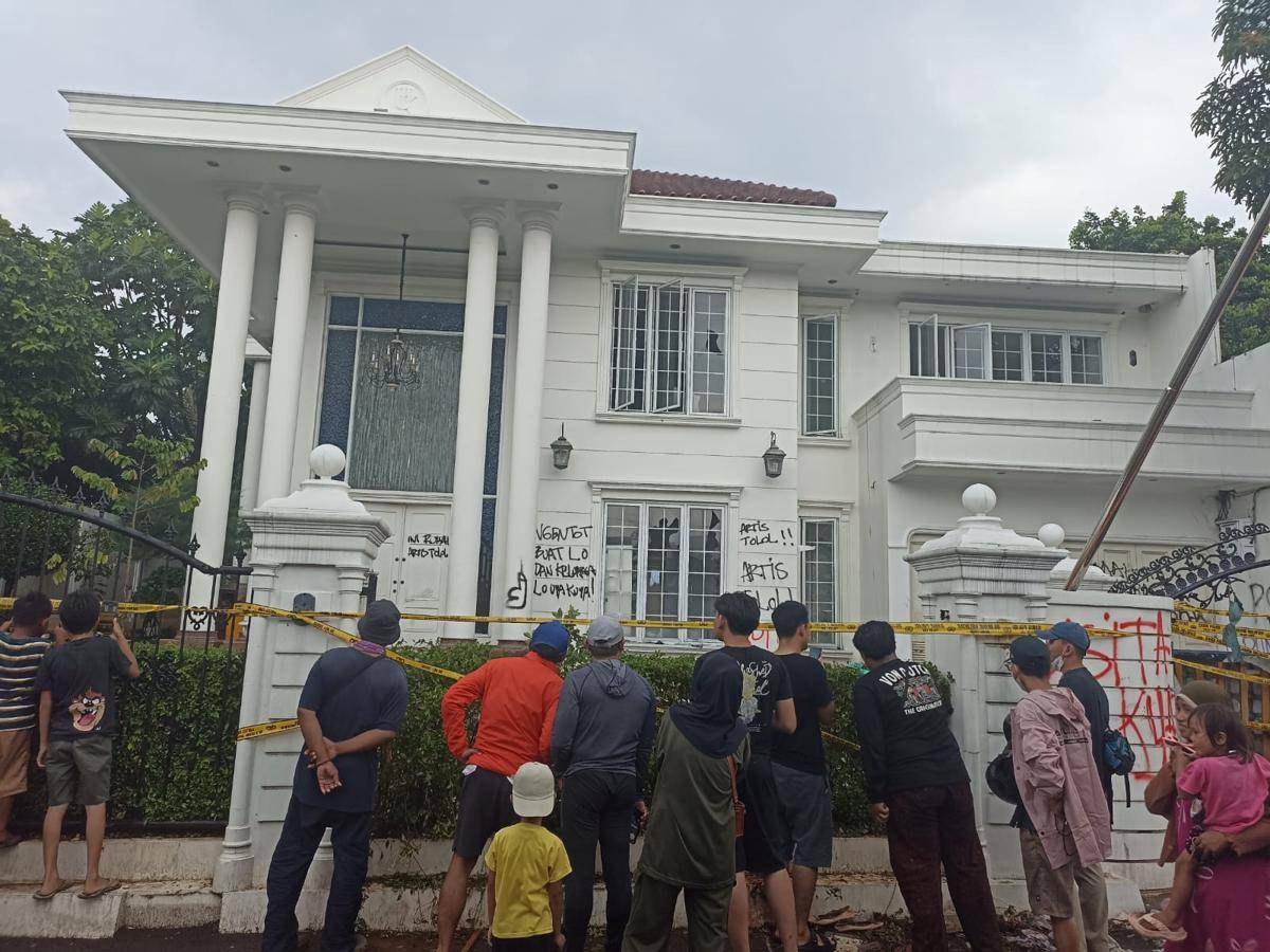 Warga melihat rumah Uya Kuya yang dirusak, Minggu (31/8/2025). (IDN Times/Dini Suciatiningrum)