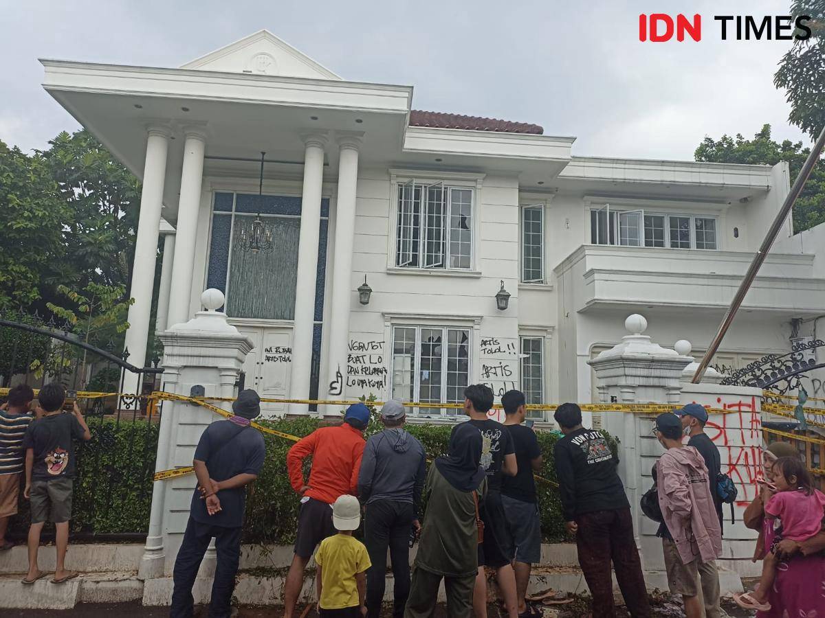 Warga melihat rumah Uya Kuya yang dirusak, Minggu (31/8/2025). (IDN Times/Dini Suciatiningrum)