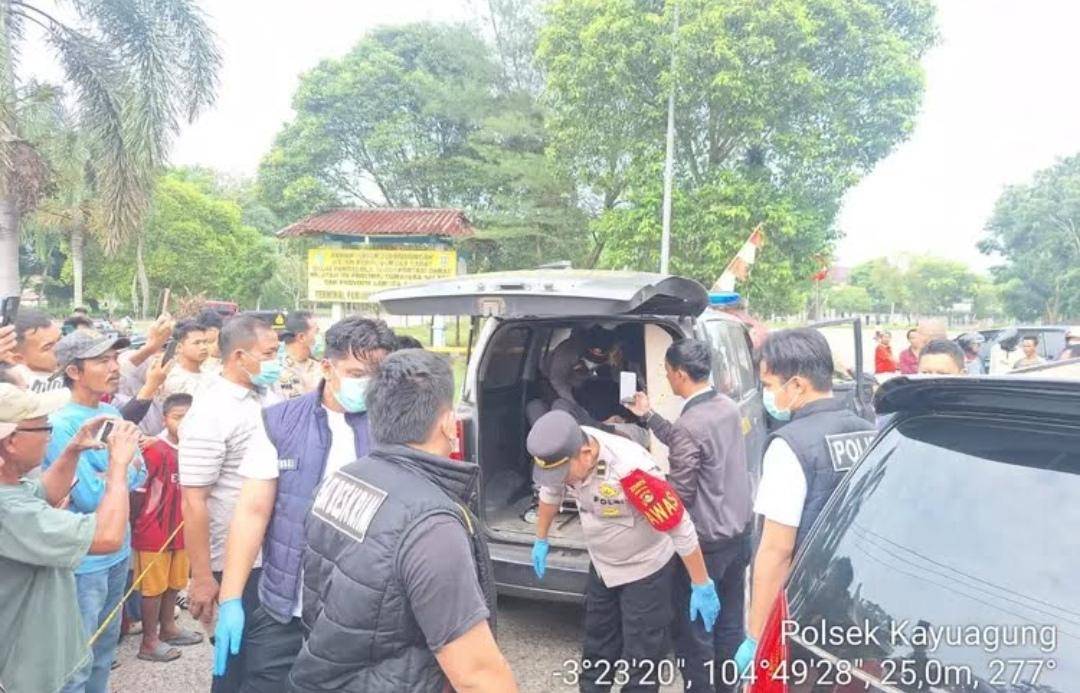 Polisi mengevakuasi dua orang yang tewas diduga keracunan AC mobil di Kayuagung. (Dok. Istimewa)