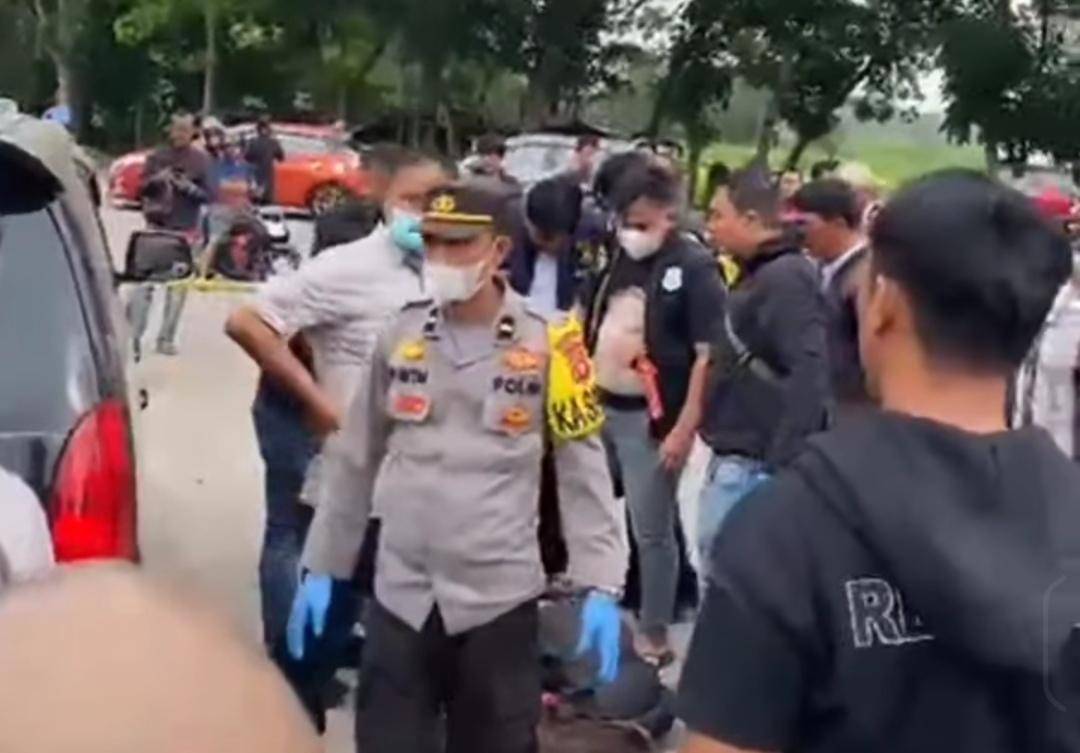 Polisi mengevakuasi dua orang yang tewas diduga keracunan AC mobil di Kayuagung. (Dok. Istimewa)