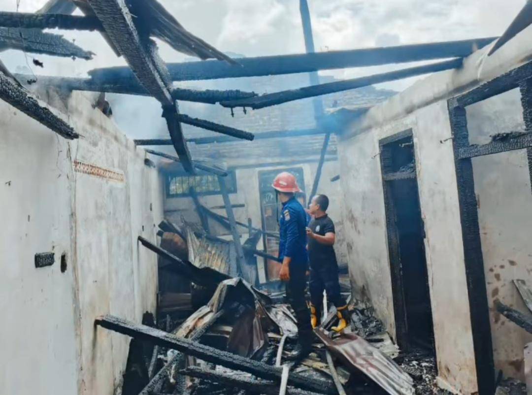 Petugas Damkar Lubuk Linggau saat memadamkan kebakaran di Kelurahan Mesat Jaya. (Dok. Damkar Lubuk Linggau)