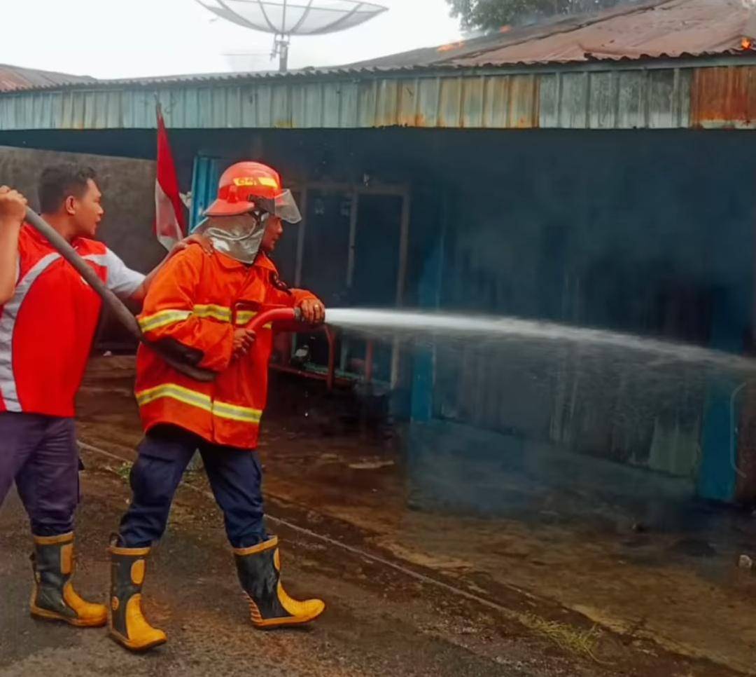 Petugas Damkar Lubuk Linggau saat memadamkan kebakaran di Kelurahan Mesat Jaya. (Dok. Damkar Lubuk Linggau)