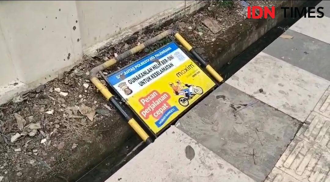 Kerusakan fasum di Palembang akibat aksi serangan Minggu (31/8/2025) dini hari - IDN Times/Feny Maulia Agustin)