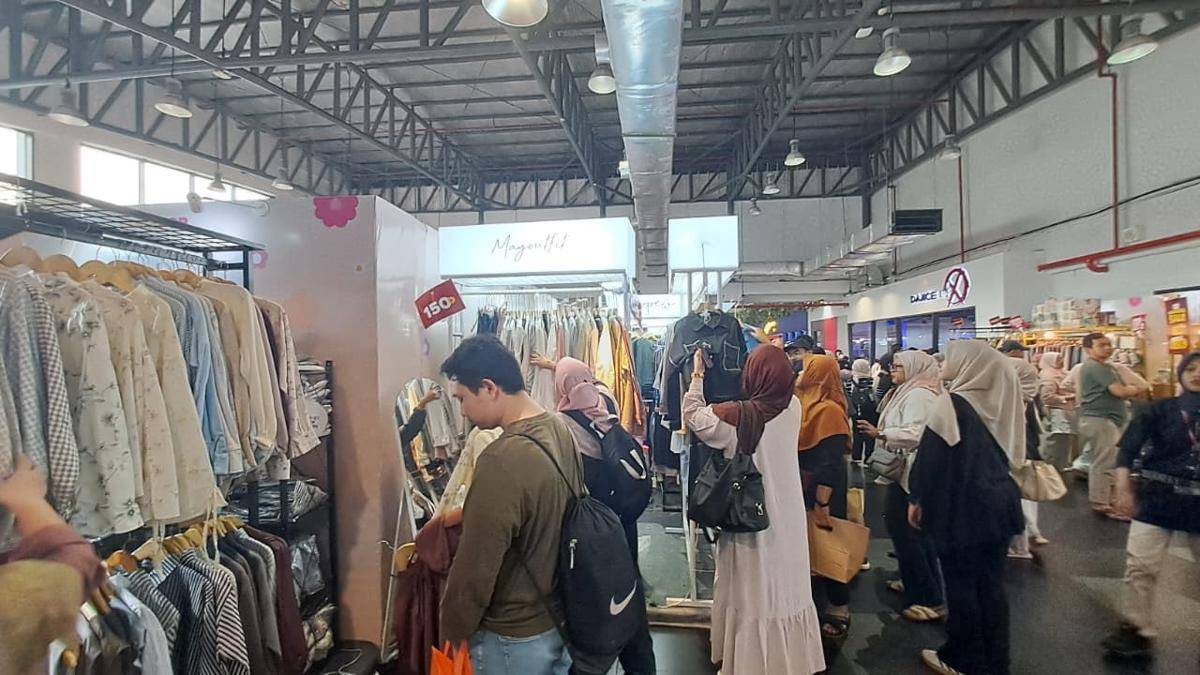 Potret Locapop, bazar busana siap pakai yang menyasar Gen Z, digelar pada Rabu-Minggu (27-31/8/2025) di Aeon Mall, Tanjung Barat, Jakarta Selatan. (dok. Locapop)