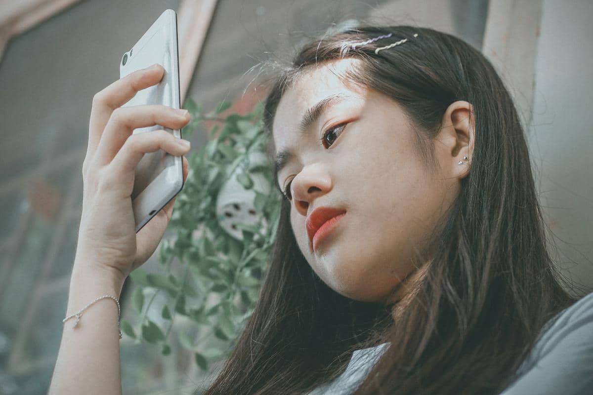 Ilustrasi berkomunikasi di dating app (unplash.com/yen yen)