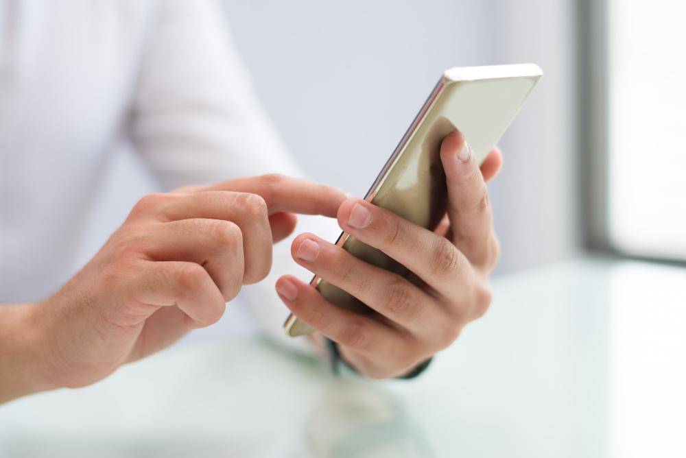 ilustrasi menggulir notifikasi smartphone