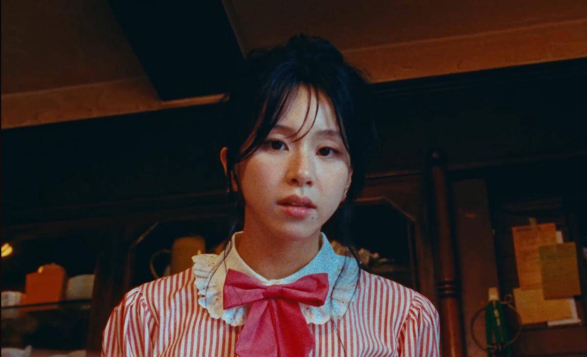 cuplikan video musik untuk lagu "AVOCADO" dari Chaeyoung TWICE feat. Gliiico (dok. YouTube/JYP Entertainment)