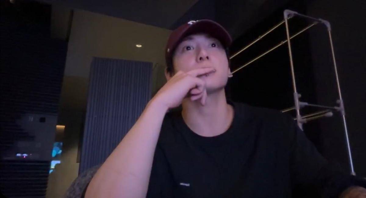 tangkapan layar Jungkook BTS saat live di Weverse (dok. Weverse)