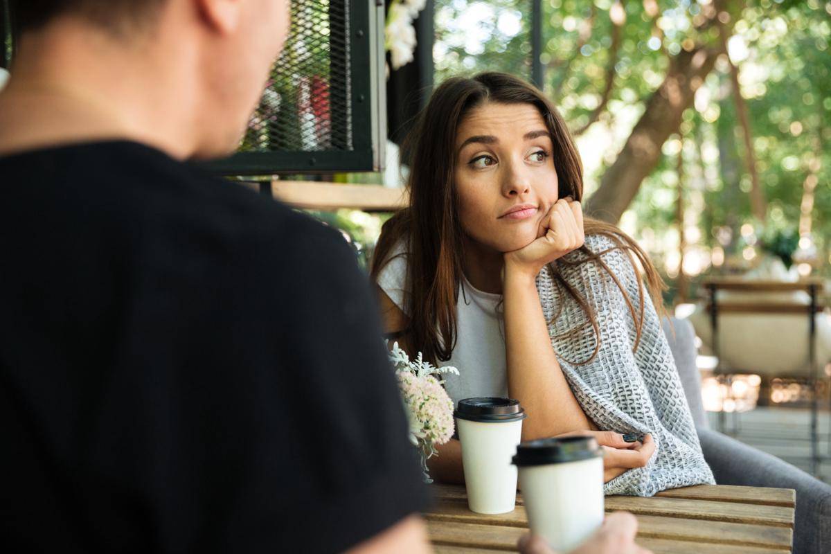 lustrasi pasangan di coffee shop