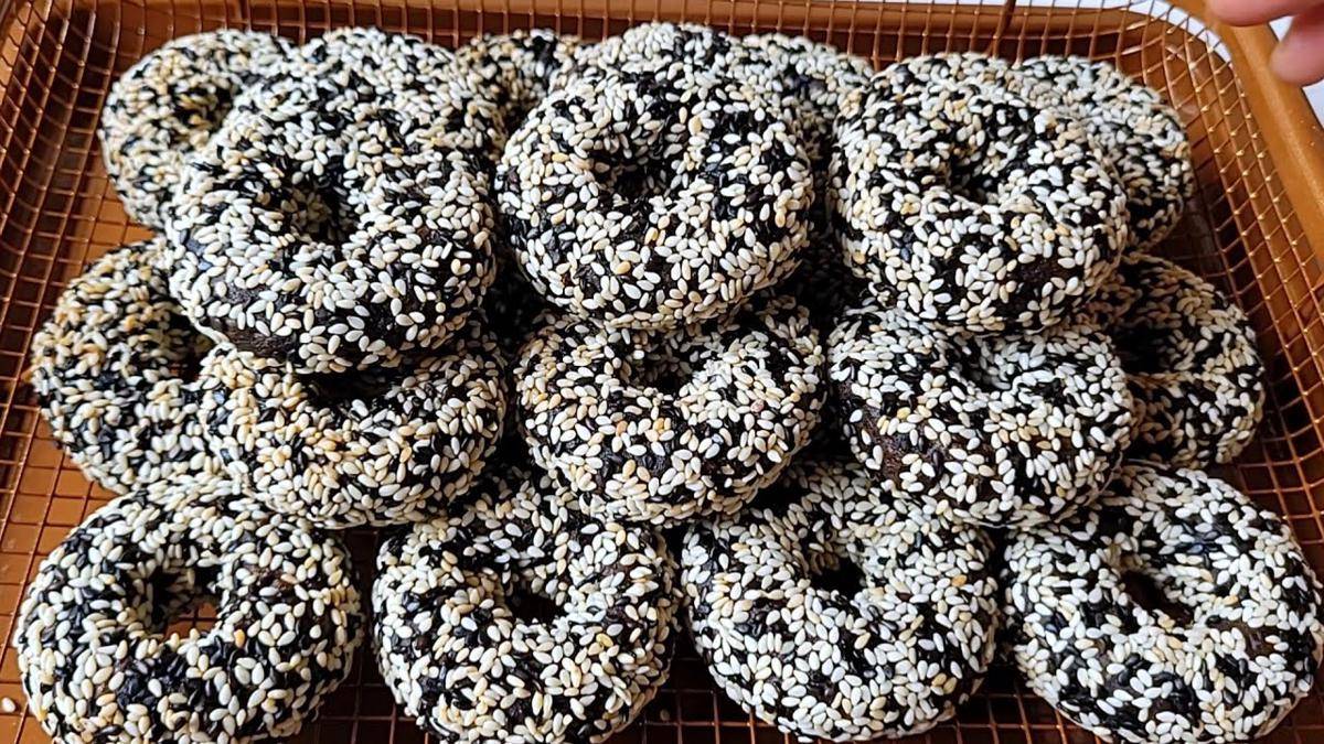 ilustrasi donat pisang ketan hitam