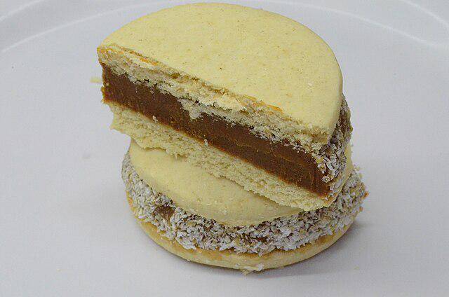 ilustrasi isi dengan dulce de leche (commons.wikimedia.org/Mbulig)