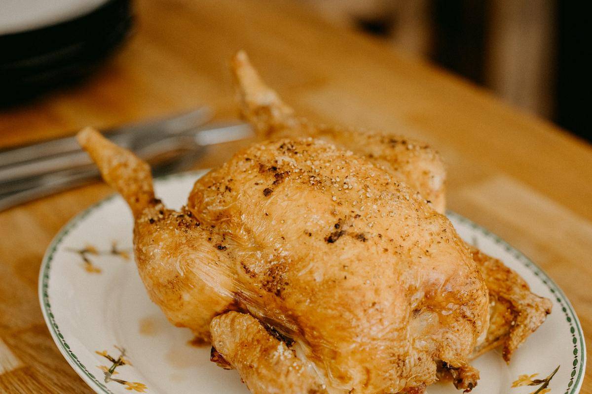 ilustrasi ayam utuh putih berkuah (unsplash.com/Annie Spratt)