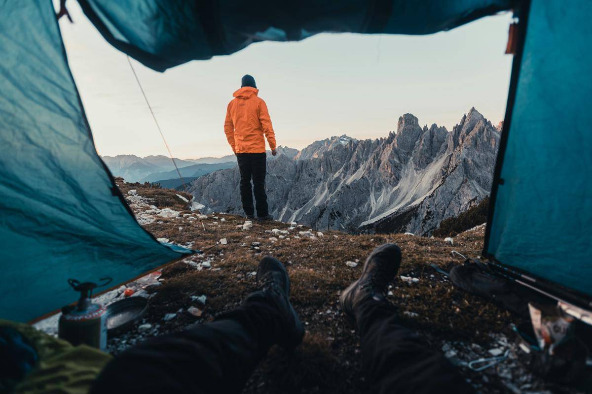 ilustrasi jaket di gunung (unsplash.com/Jan Valečka)