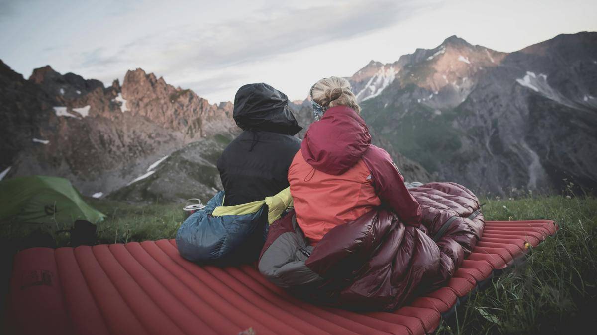 ilustrasi matras dan sleeping bag (unsplash.com/Lucas Canino)