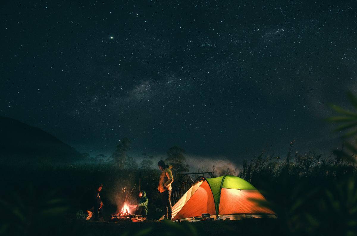 ilustrasi camping di gunung (unsplash.com/sendi gibran)