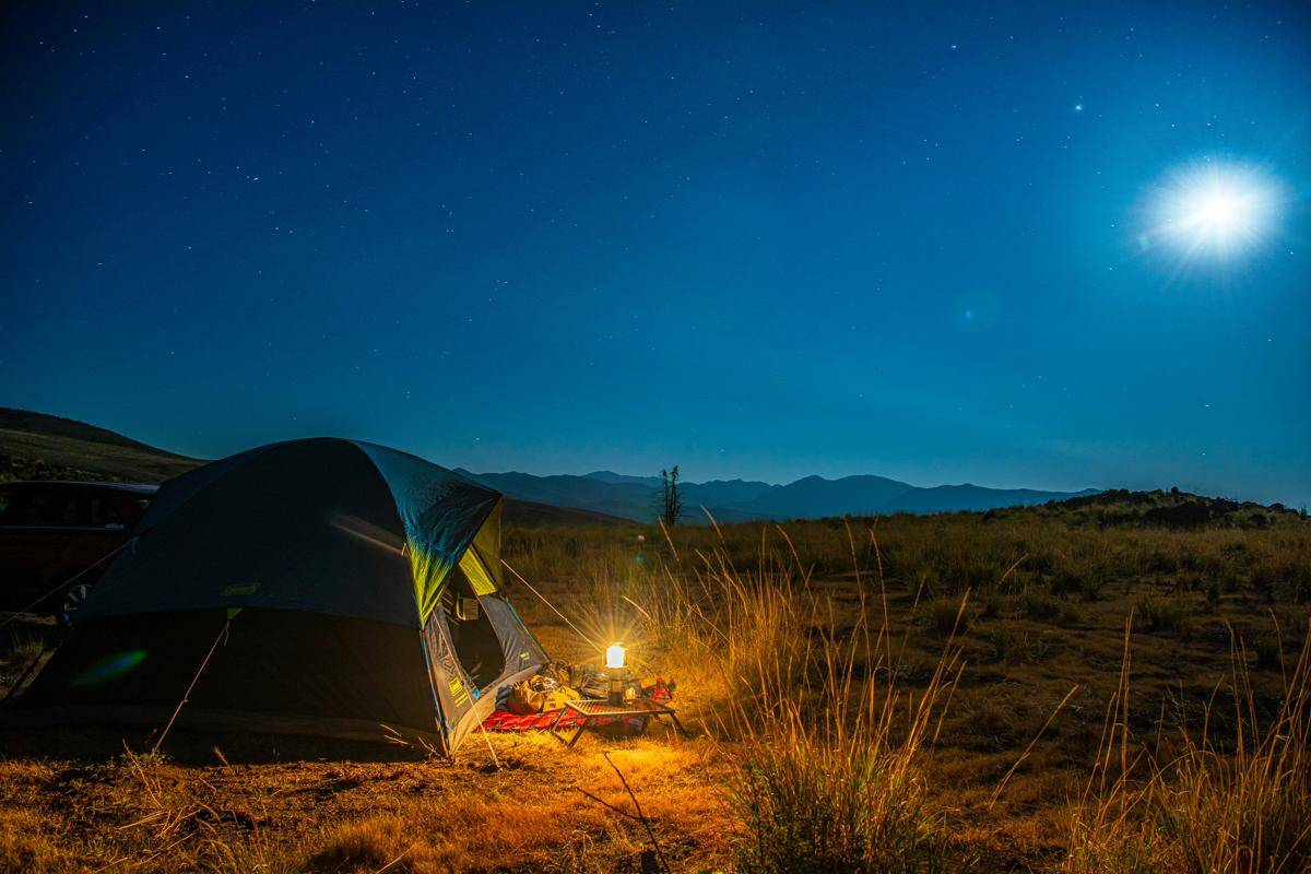 ilustrasi camping di gunung (unsplash.com/Jessica Smith)