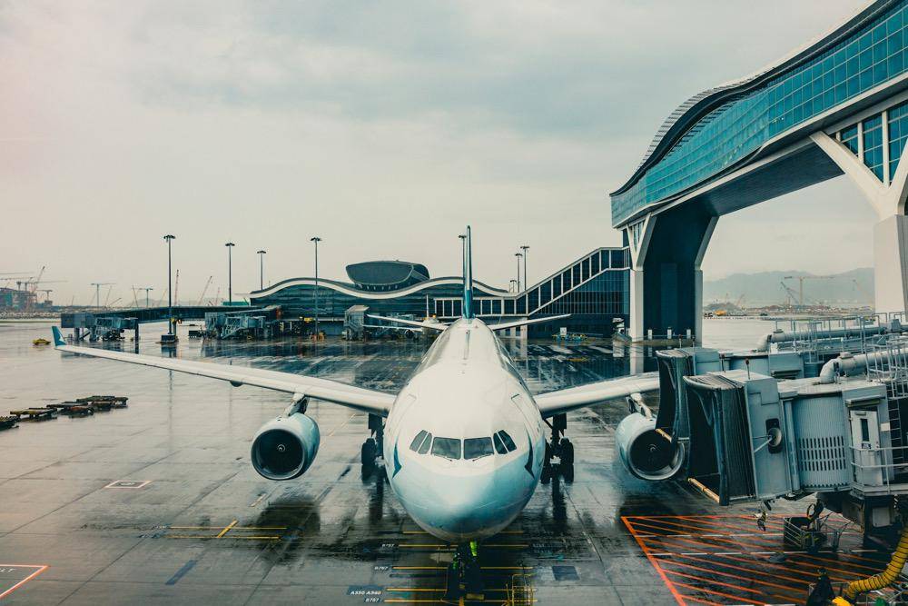 ilustrasi pesawat di bandara (unsplash.com/Sherman Kwan)