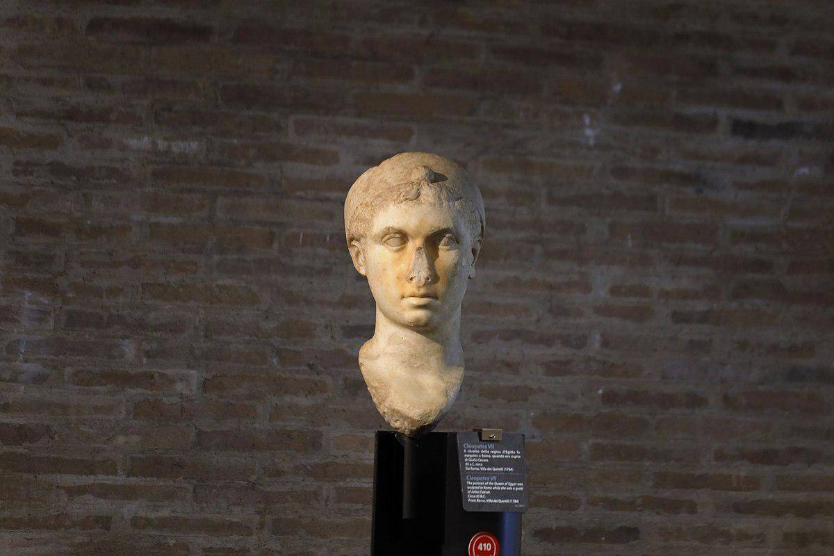 potret patung Cleopatra VII 