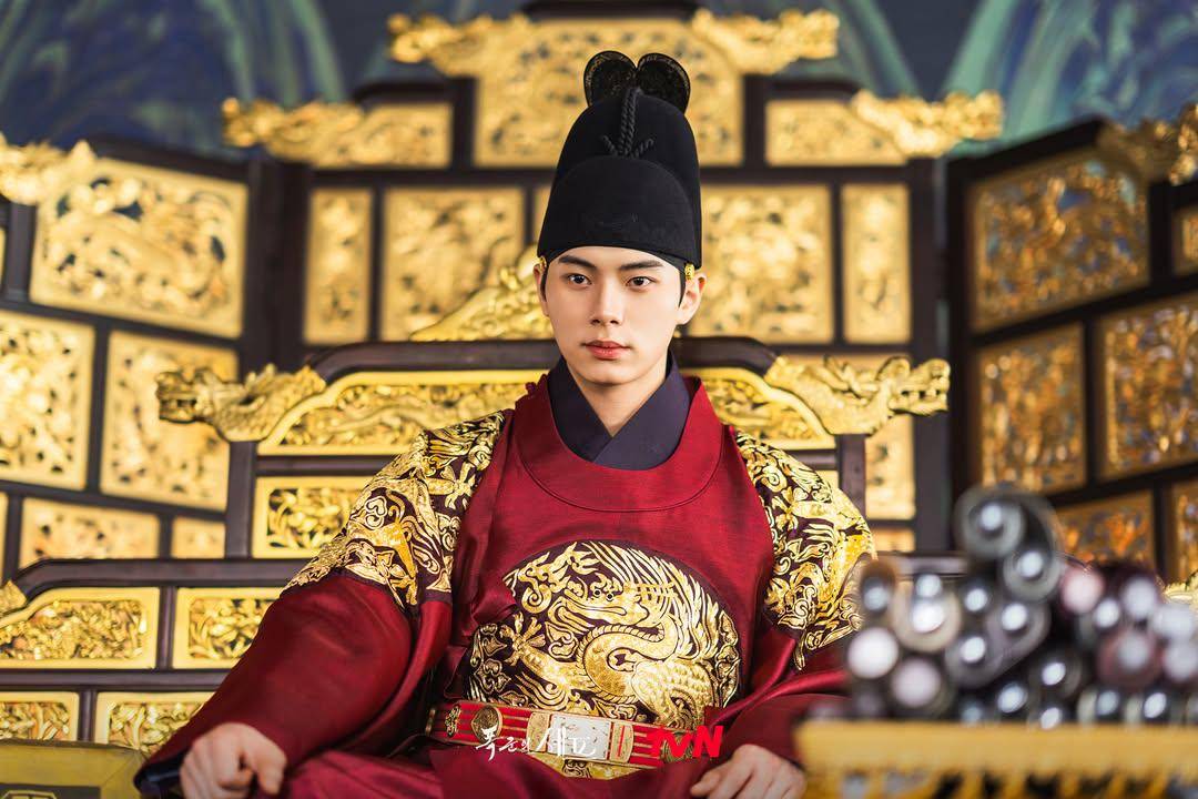Still cut drama Bon Appetit, Your Majesty (instagram.com/tvn_drama)