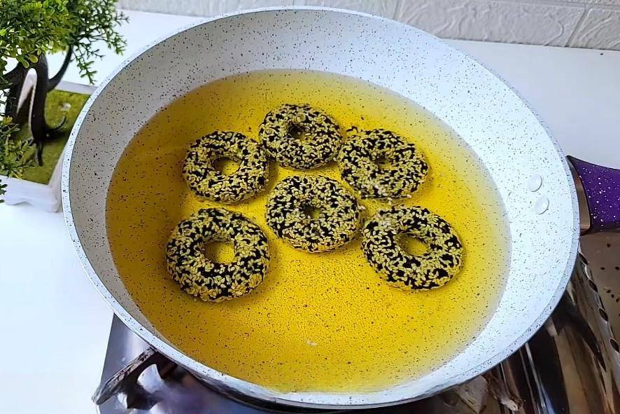 ilustrasi menggoreng donat pisang ketan hitam